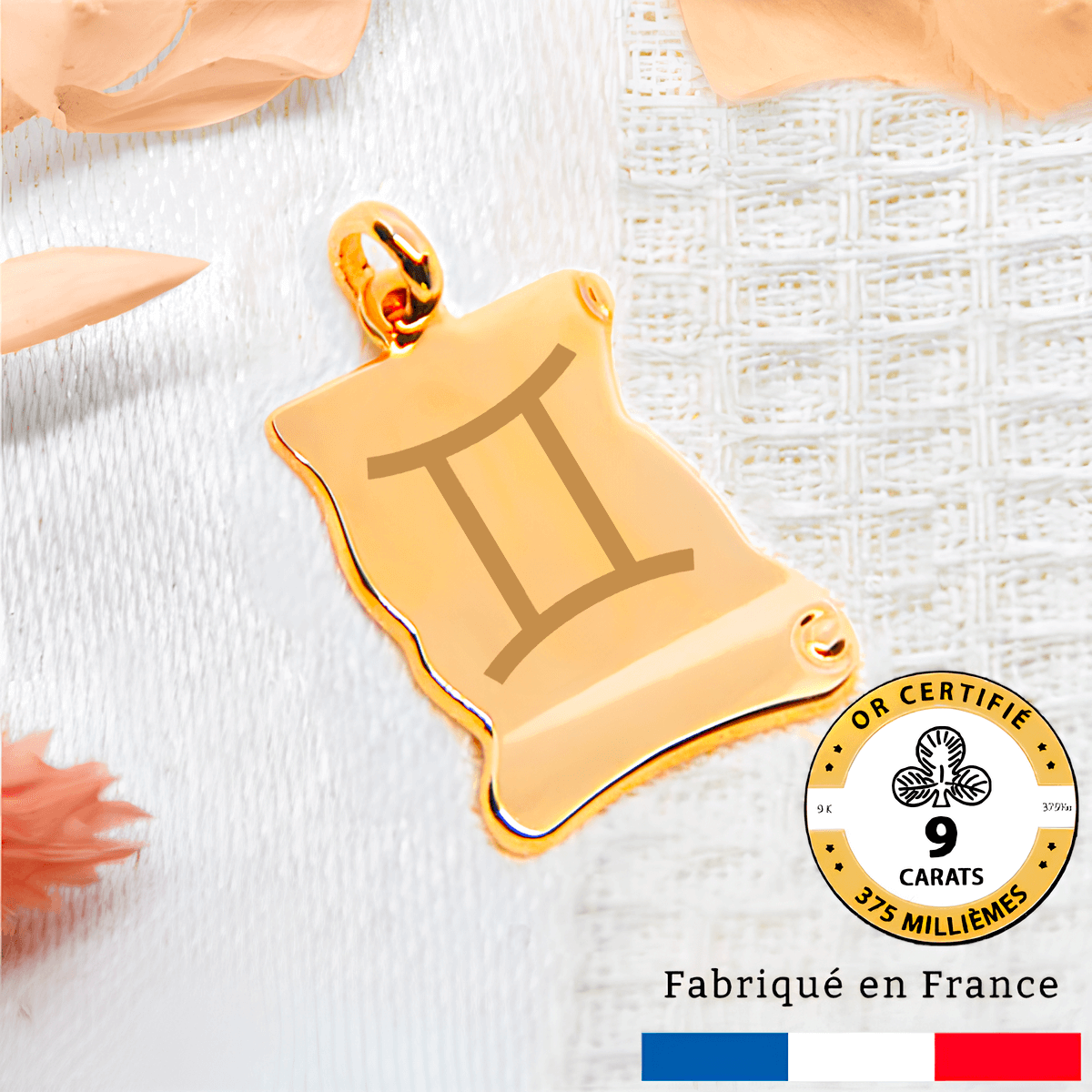 Grand médaillon parchemin en or 9 carats, pendentif gravé avec un motif, fabriqué en France.
