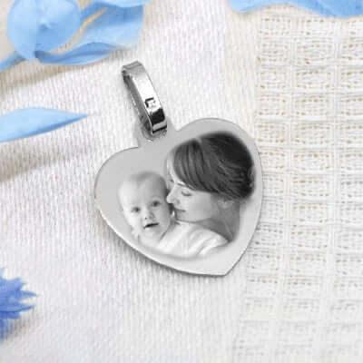 Médaillon cœur love en argent GravurePhoto avec photo gravée, sur tissu blanc