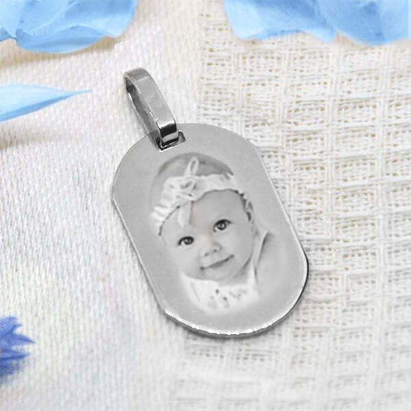 Médaillon tonneau en argent 925 gravé avec la photo d'un bébé, idéal pour un cadeau personnalisé.
