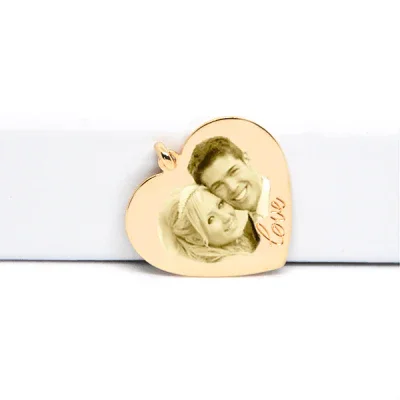 Colgante corazón dorado personalizado Foto Grabado con foto grabada de una pareja sonriente