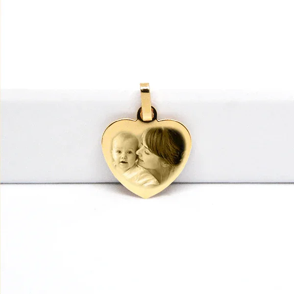 Personalisierter Gold-Herzanhänger. Fotogravur mit eingraviertem Foto eines Kindes und einer Frau