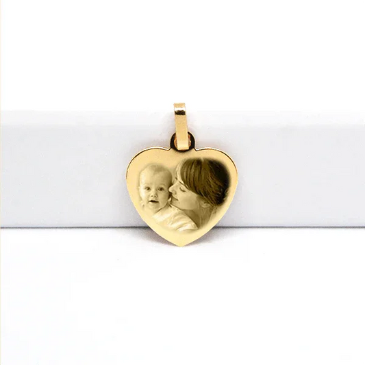 Pendentif cœur personnalisé en or GravurePhoto avec photo gravée d’un enfant et d’une femme