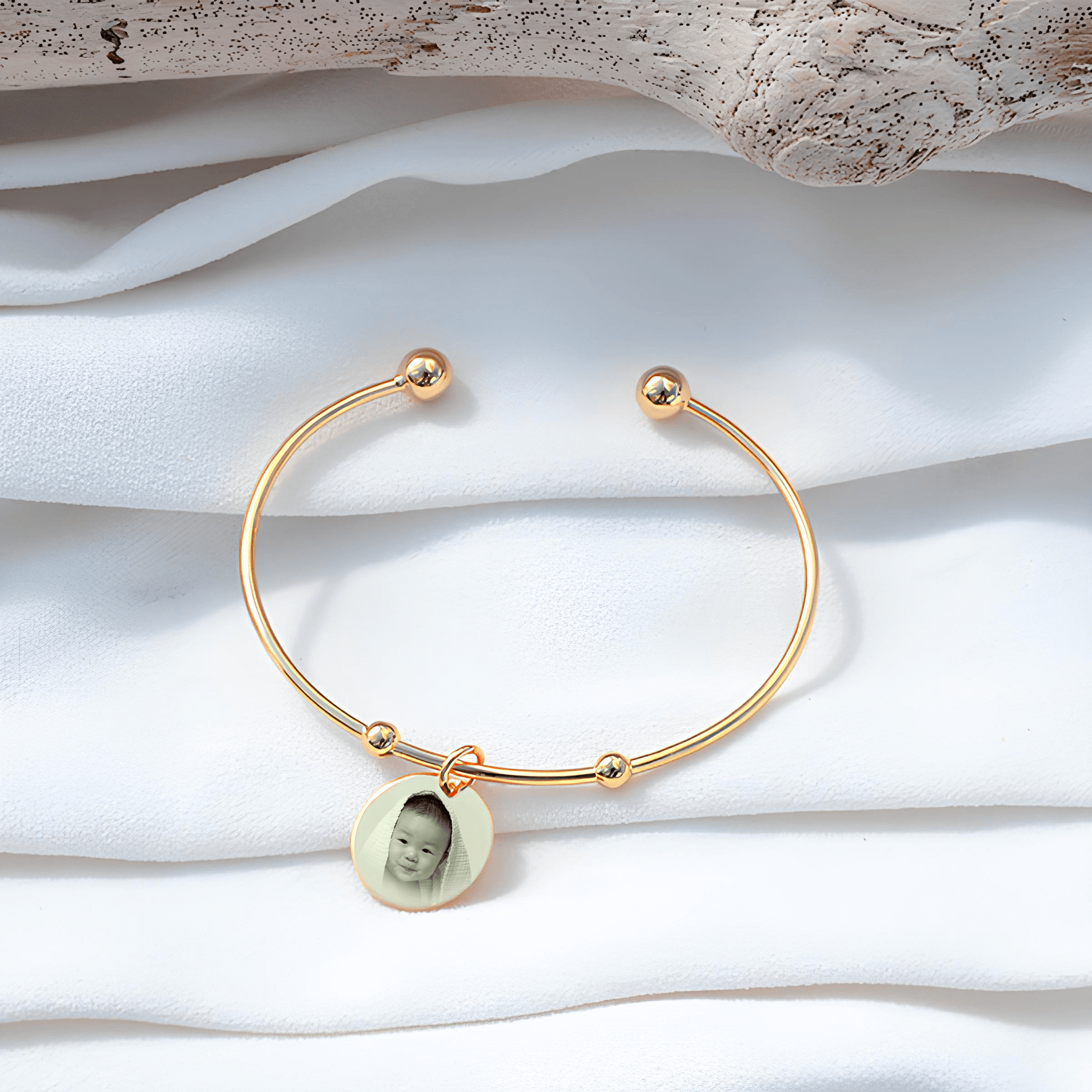 Jonc ouvert plaqué or avec médaille personnalisable gravée d'une photo d'enfant.