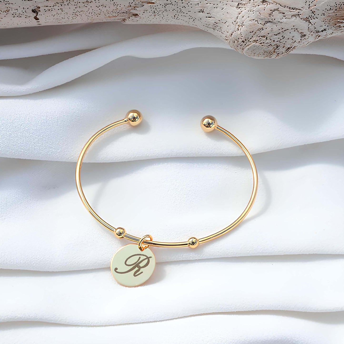 Jonc ouvert avec une médaille plaqué or gravé avec un dessin, texte, motif ou photo