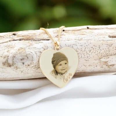 Colgante corazón dorado personalizado Foto Grabado con foto infantil, joyería única en madera