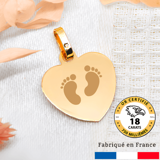 Médaille cœur en or 18 carats avec motif de pieds, fabriquée en France.