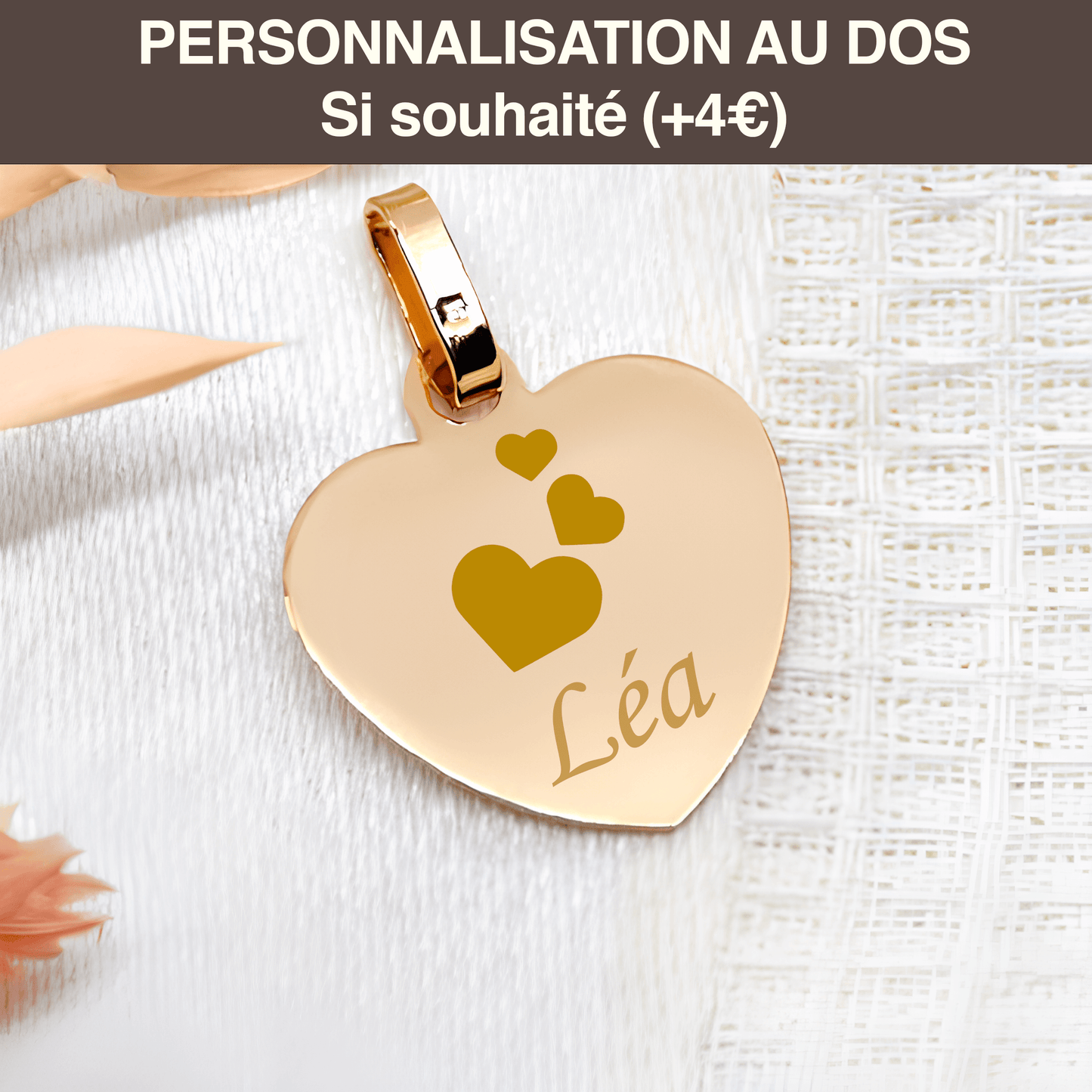 Médaillon cœur en or 9 carats gravé avec le prénom Léa et motif de cœurs, option personnalisation disponible.