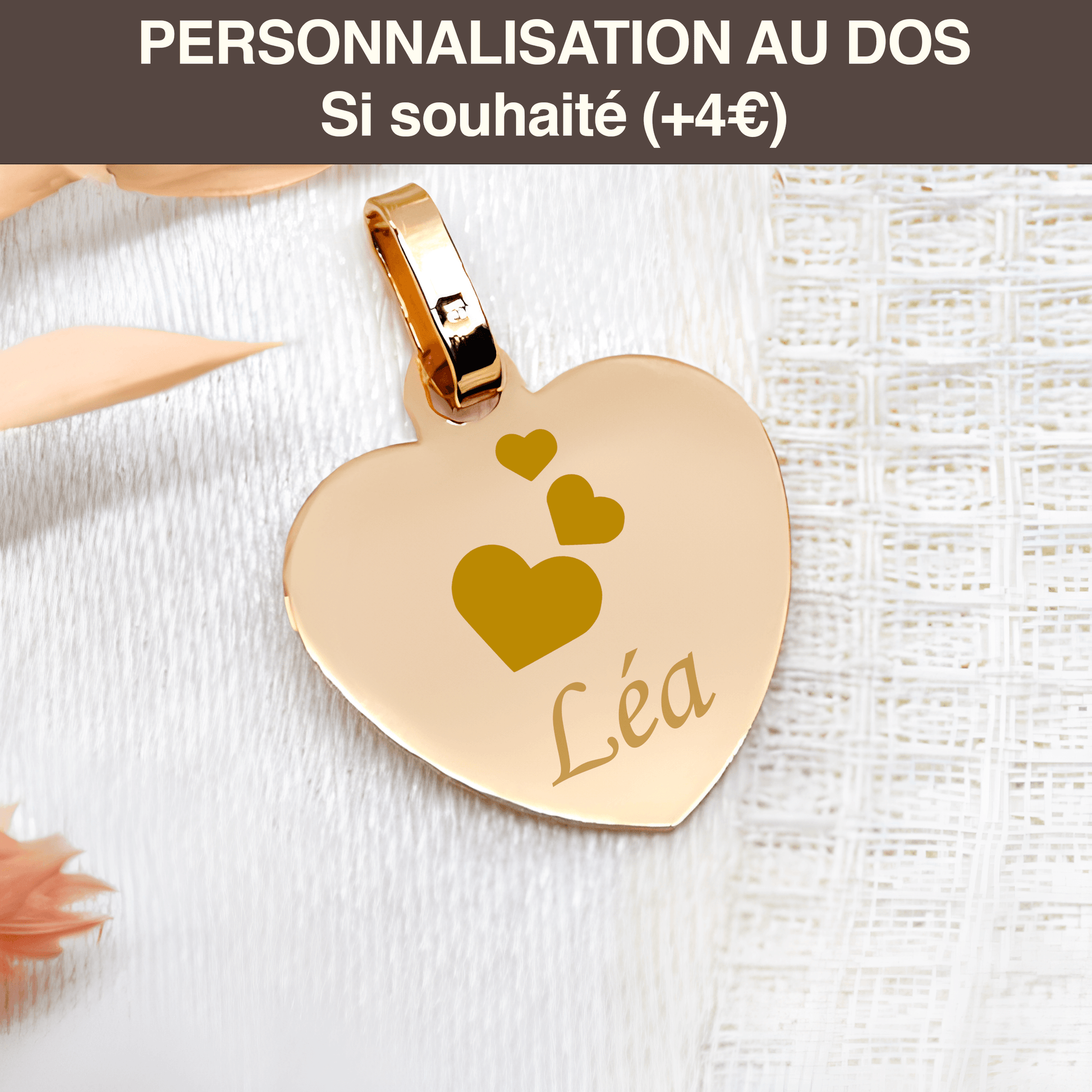 Médaille cœur en or avec gravure personnalisée, disponible pour ajout de motif et prénom.
