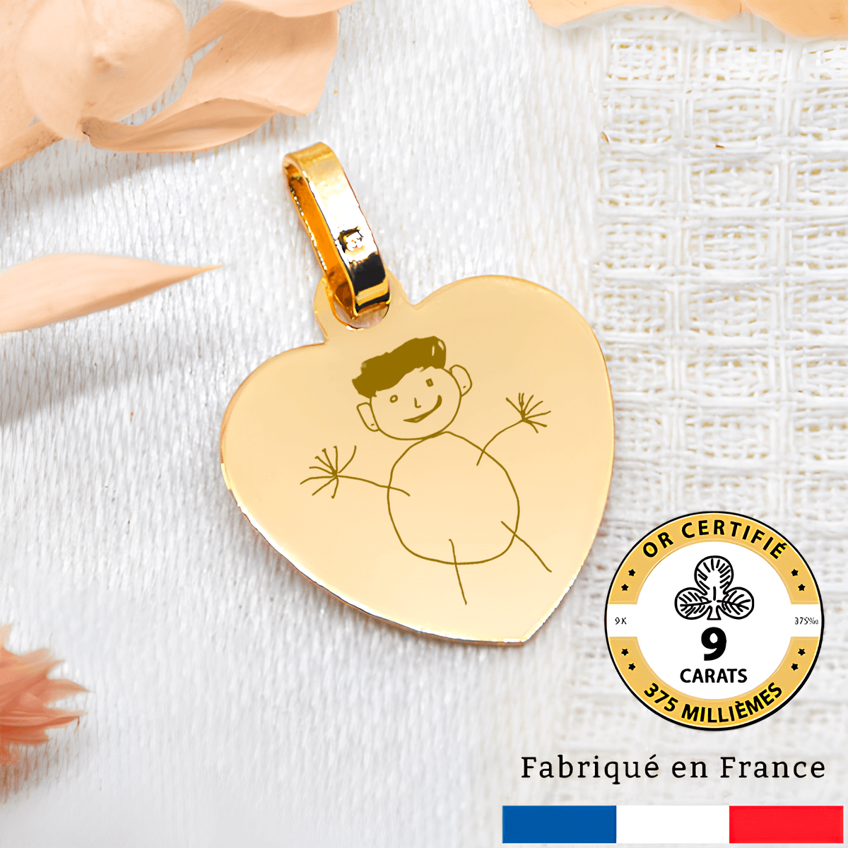 Médaillon cœur en or 9 carats gravé avec un dessin d'enfant, fabriqué en France.