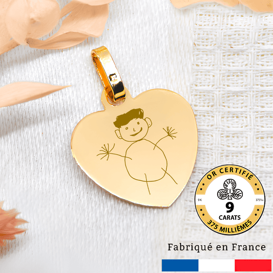 Médaillon cœur en or 9 carats gravé avec un dessin d'enfant, fabriqué en France.