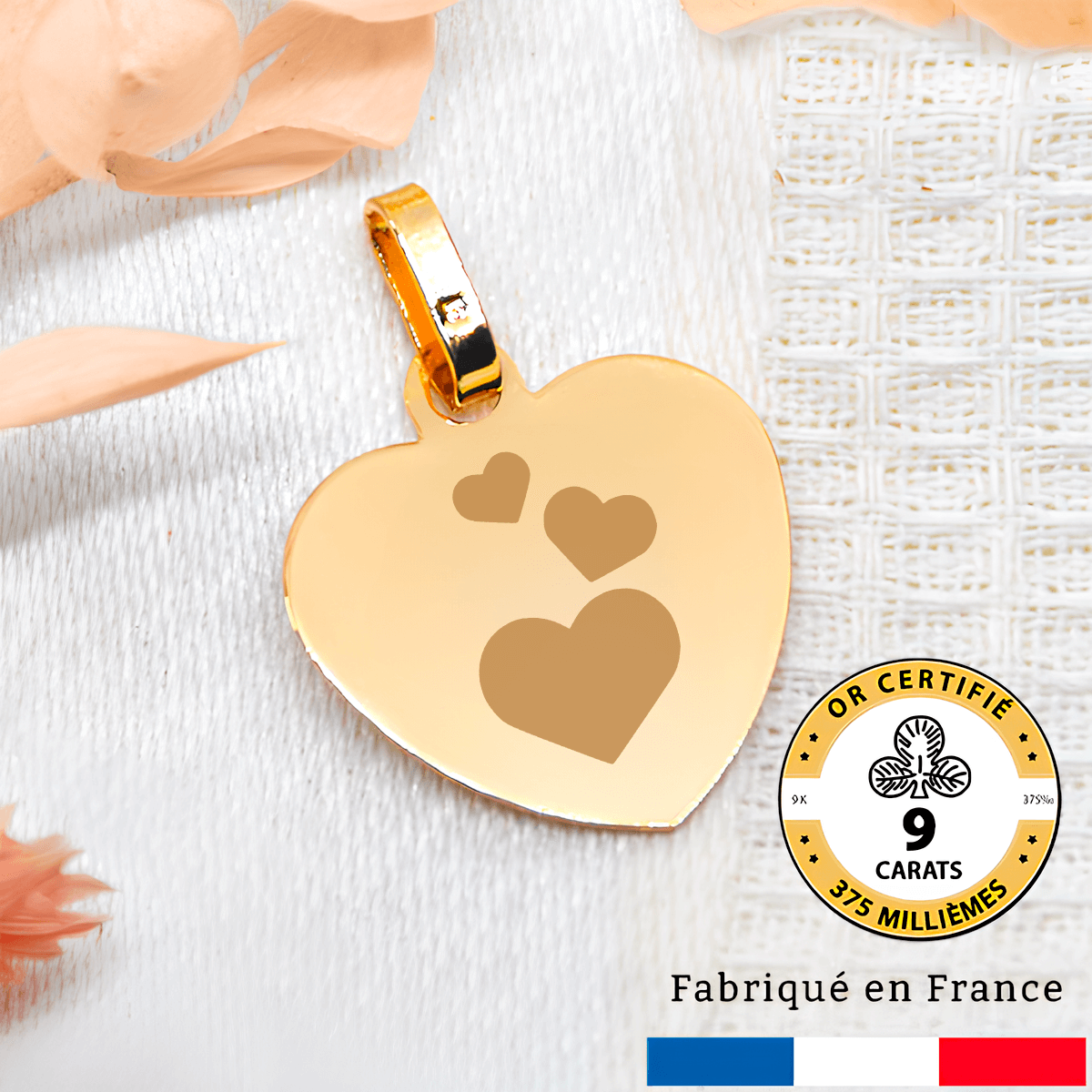 Médaillon cœur en or 9 carats gravé avec deux motifs de cœur, fabriqué en France.