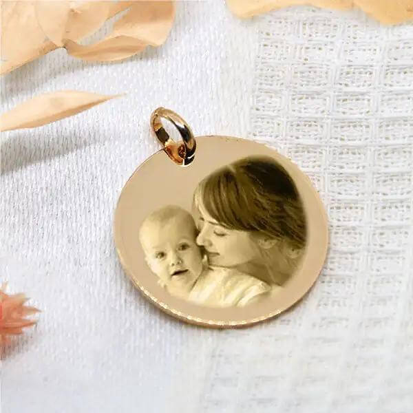 Grand médaillon rond plaqué or avec gravure photo d'une mère et son bébé, souvenir personnel élégant.