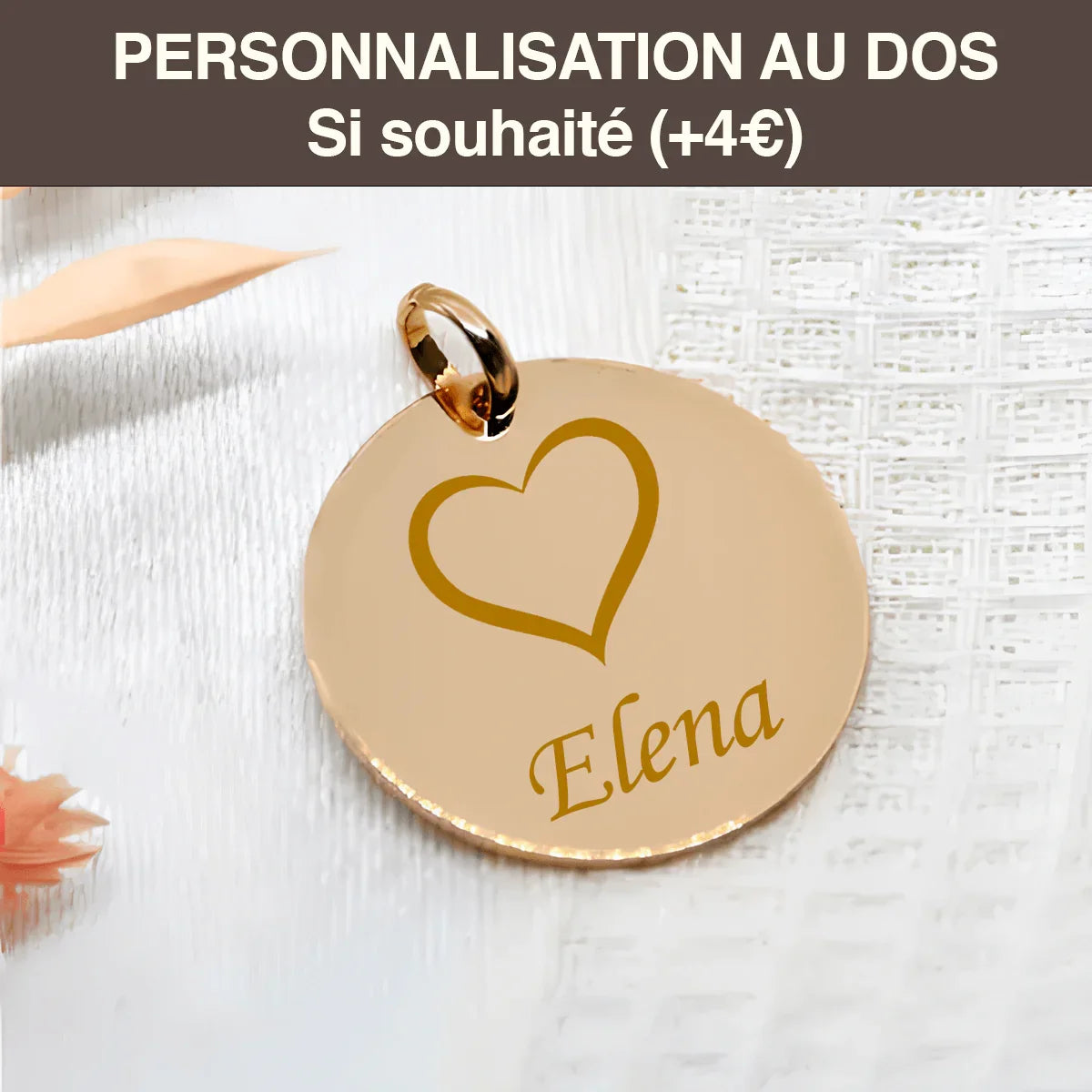 Médaillon rond plaqué or GravurePhoto gravé avec un prénom sur fond clair