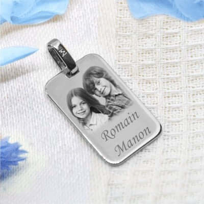 Grand médaillon rectangle en argent gravé avec photo personnalisée et noms "Romain Manon"