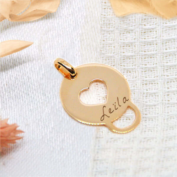 Médaillon rond cœur plaqué or gravé personnalisé avec prénom Leila, diamètre 2 cm, cadeau élégant.