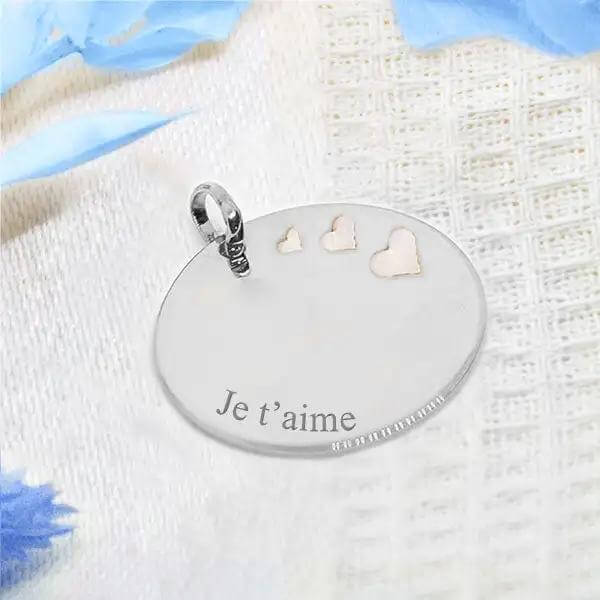 Médaillon Rond en Argent Ornée de 3 Cœurs Blancs Gravé avec une Photo