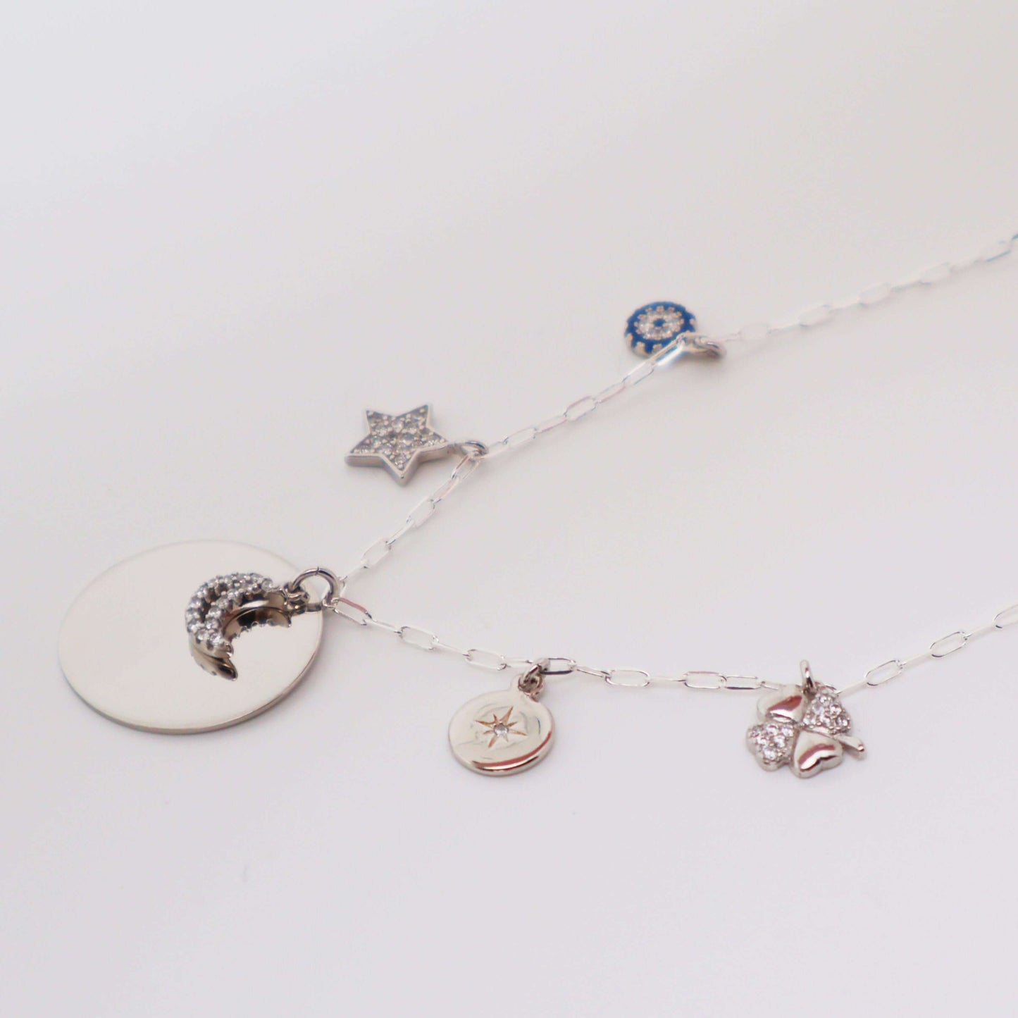 Collier en argent personnalisable Le crépuscule avec médaillon gravable et charm’s lune, étoile et soleil.