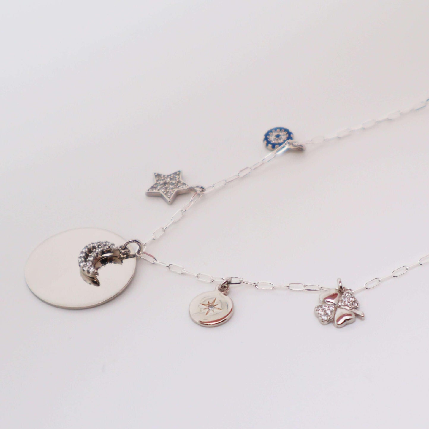 Collier en argent personnalisable Le crépuscule avec médaillon gravable et charm’s lune, étoile et soleil.