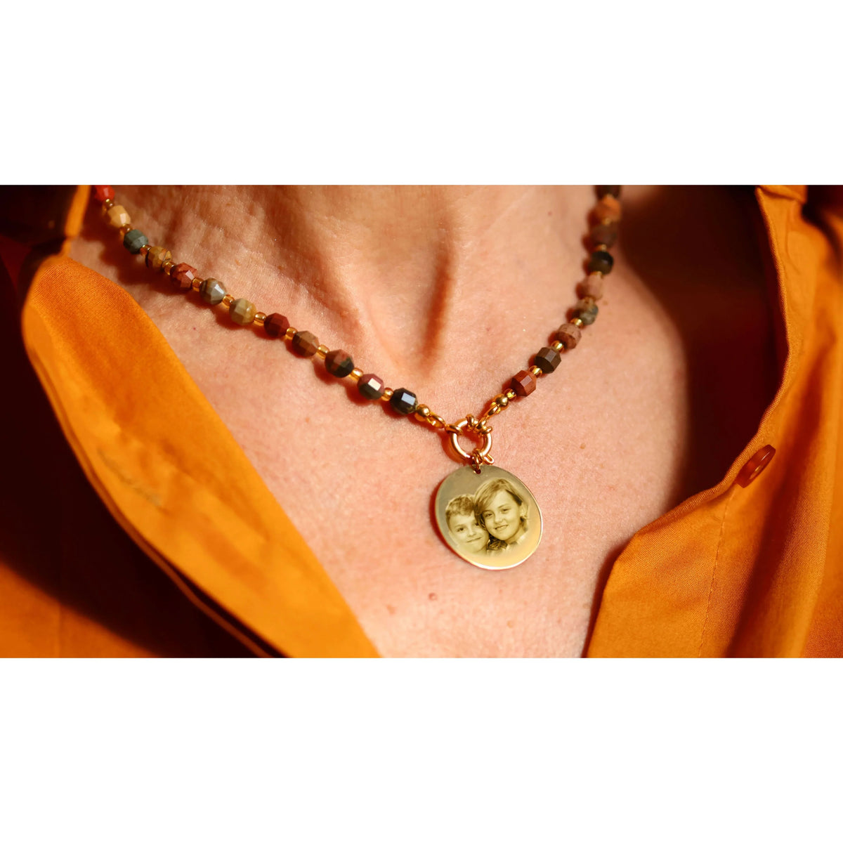 Pearl necklace with engraved pendant, symbol of precious moments and artisanal personalization.