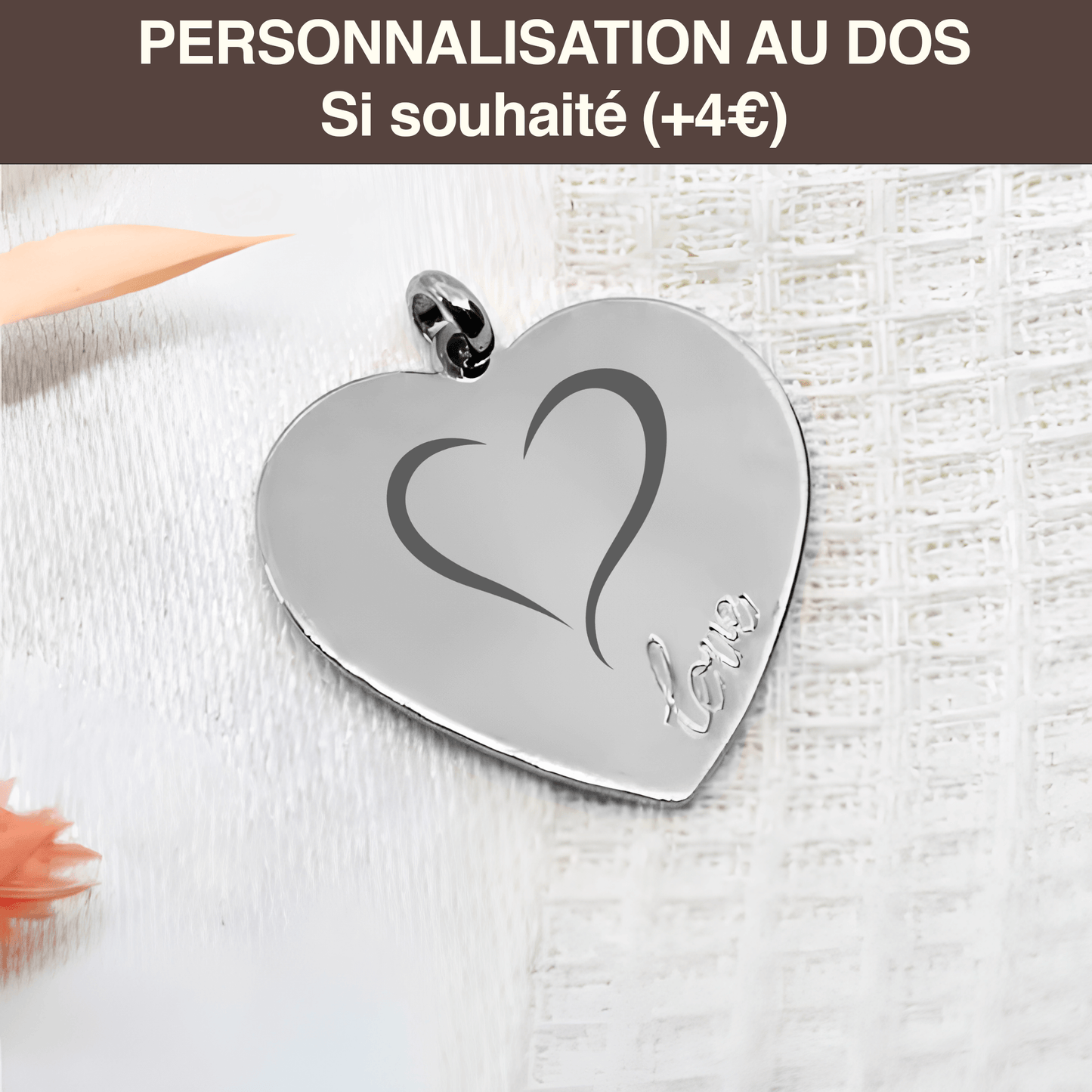 Médaillon cœur en argent gravé avec photo personnalisée et inscription "Love" sur fond blanc.