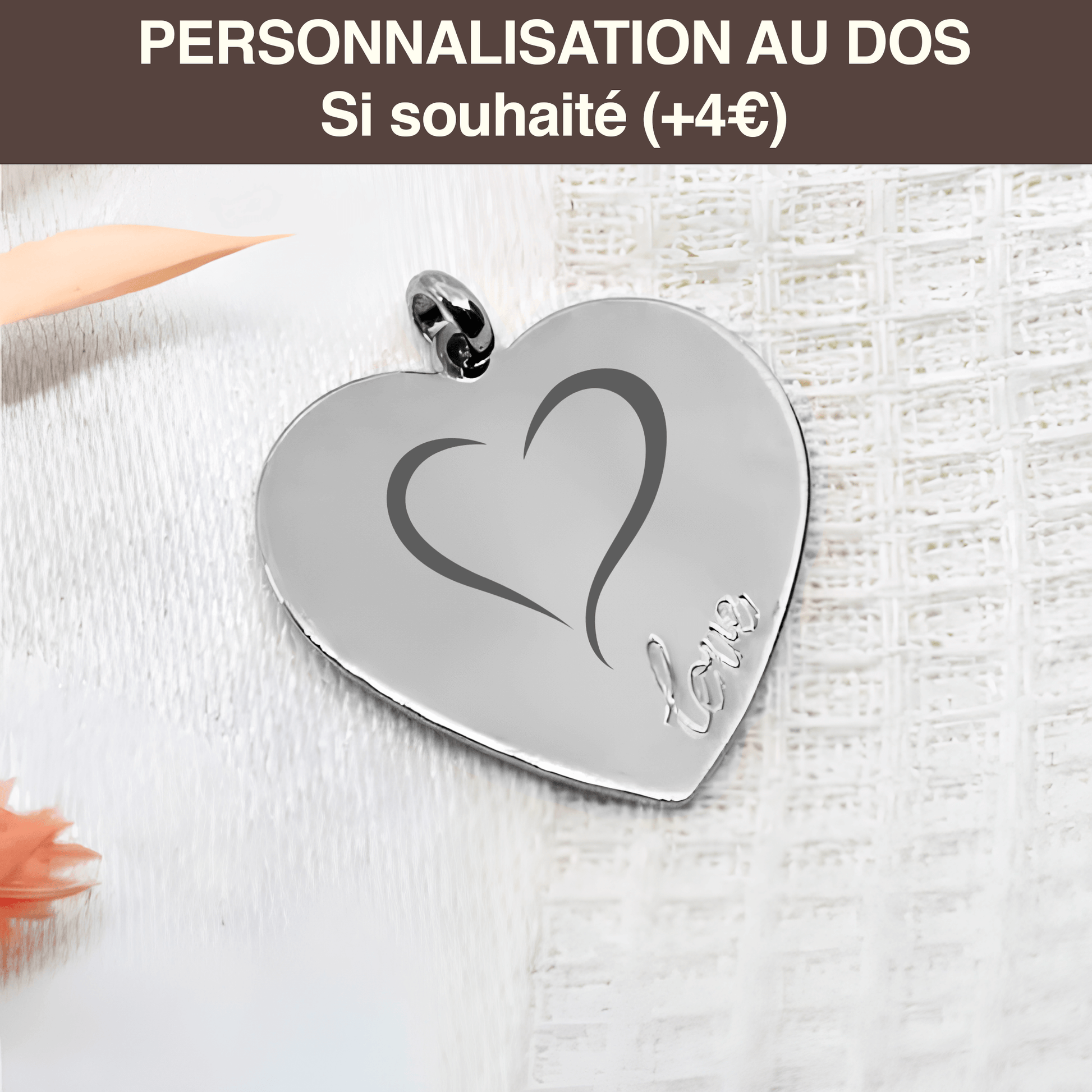 Médaillon cœur en argent gravé avec photo personnalisée et inscription "Love" sur fond blanc.
