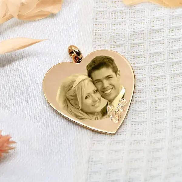 Médaillon gravé avec une photo, cœur en plaque d'or, inscription 'Love'