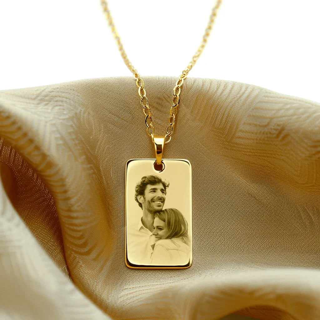 Colgante de corazón personalizado en Foto Grabado en oro, medallón rectangular con foto grabada.