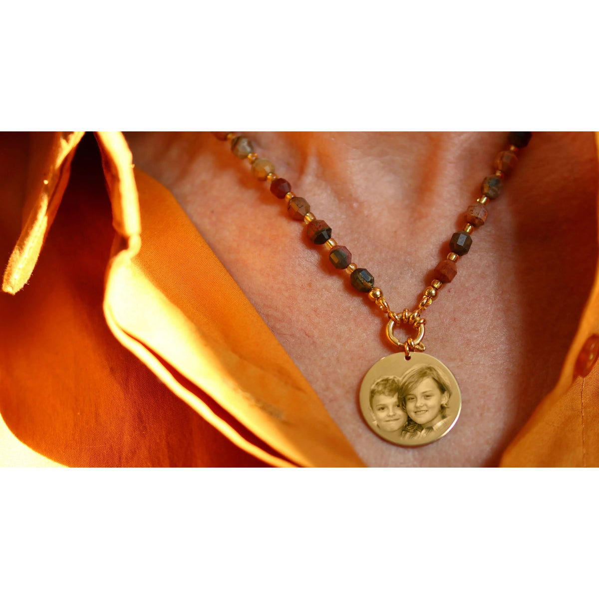 Autumn pearl necklace with engraved medal, handmade jewelry in France, personalized pendant.