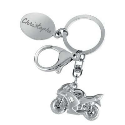 Porte clefs moto gravé avec texte personnalisé en métal argenté.