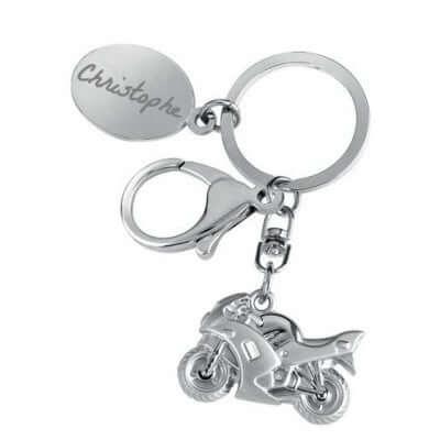 Porte clefs moto gravé avec texte personnalisé en métal argenté.