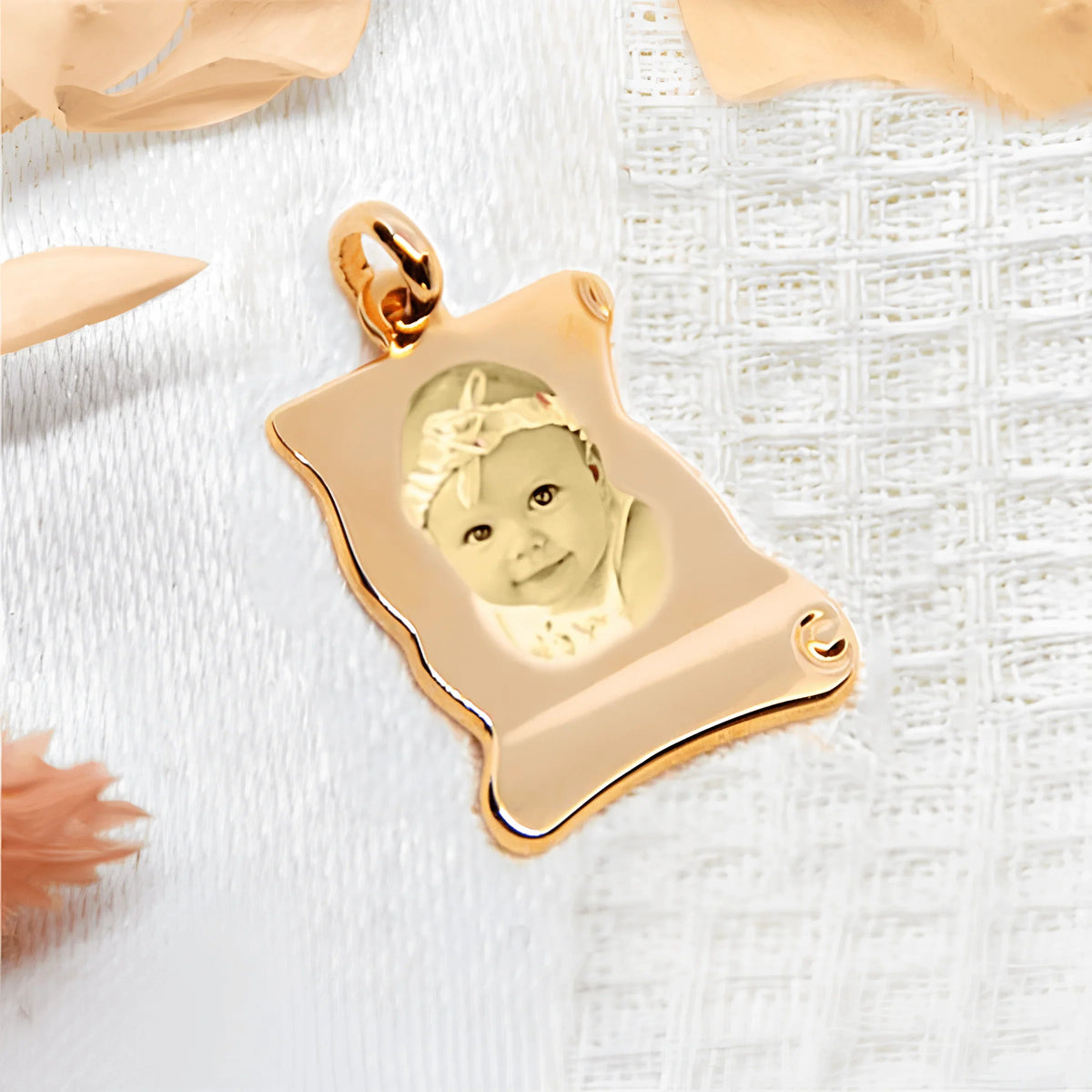 Colgante Foto Grabado personalizado en oro con foto de bebé grabada en placa de pergamino.