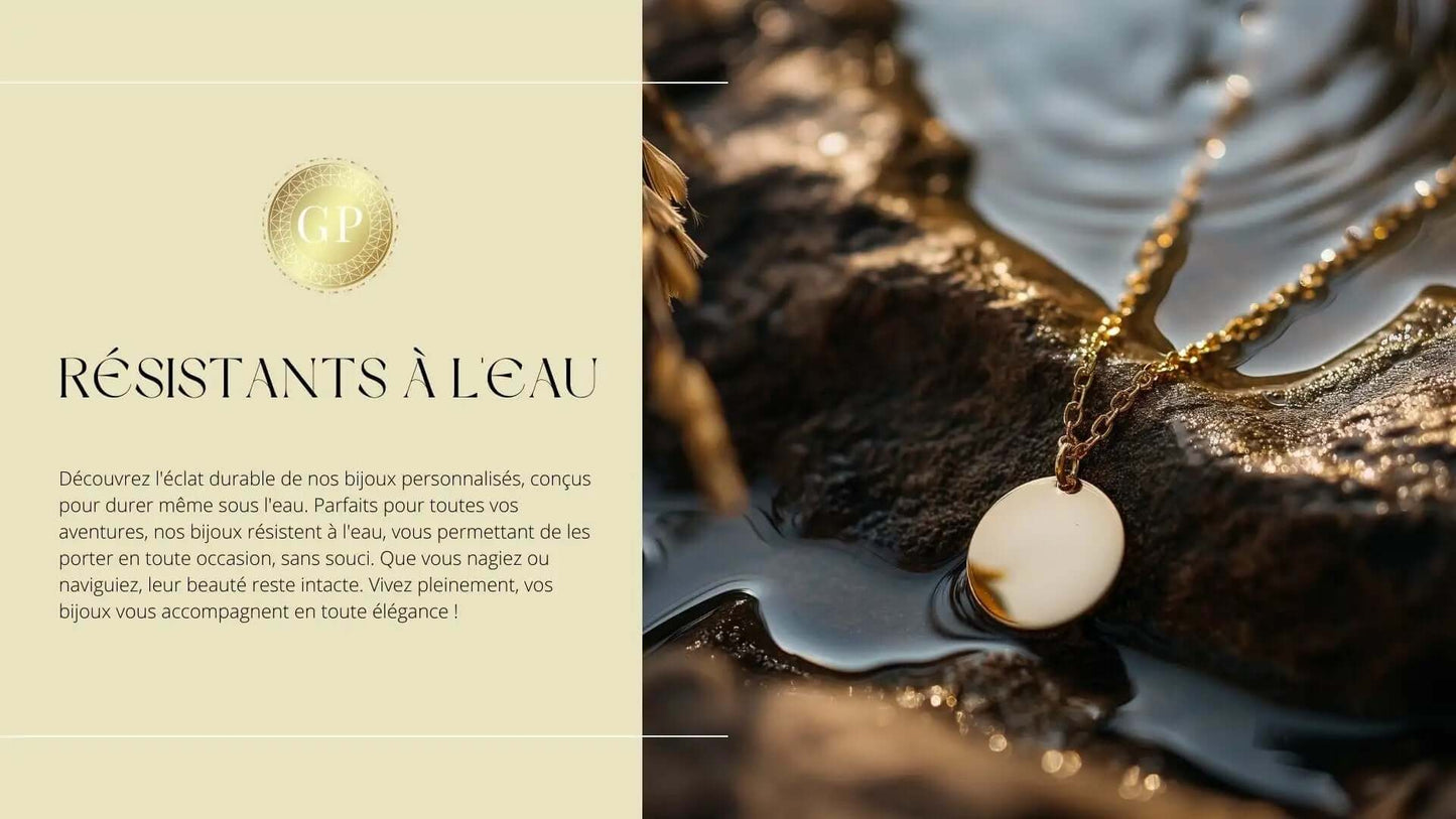 Petit médaillon rond en argent avec cœur, résistant à l'eau, porté sur chaîne dorée posé sur surface humide.