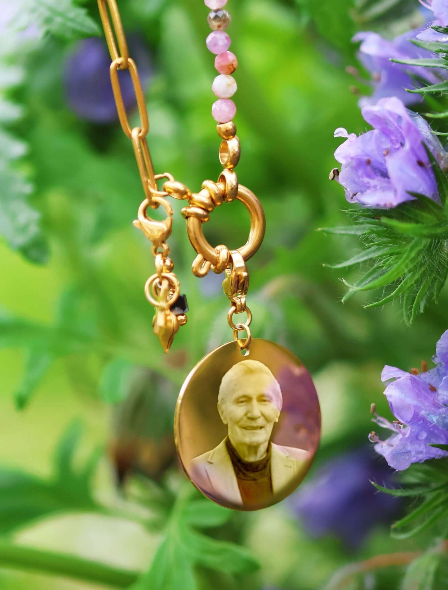 Collier perlé rose avec médaillon personnalisable en acier inoxydable et gravure sur bijou.