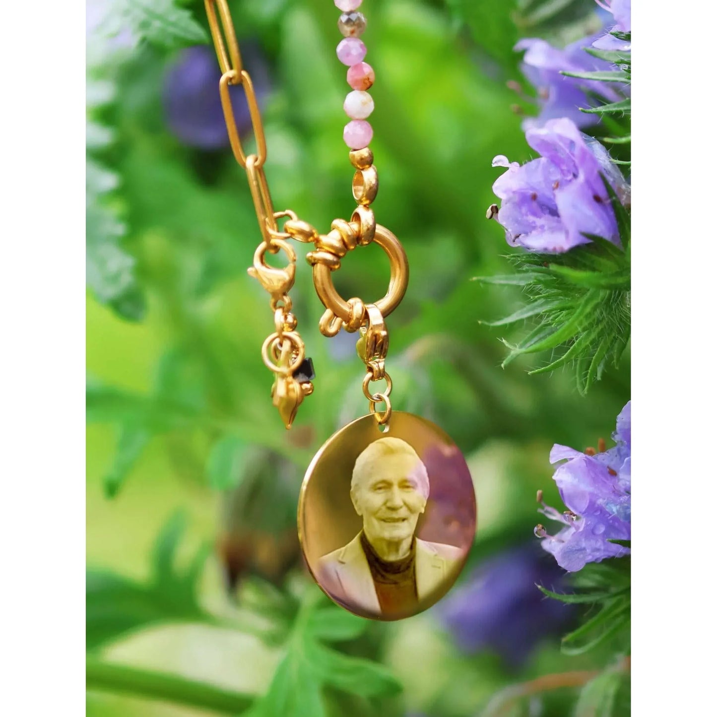 Collier perlé rose avec médaillon personnalisable en acier inoxydable et gravure sur bijou.