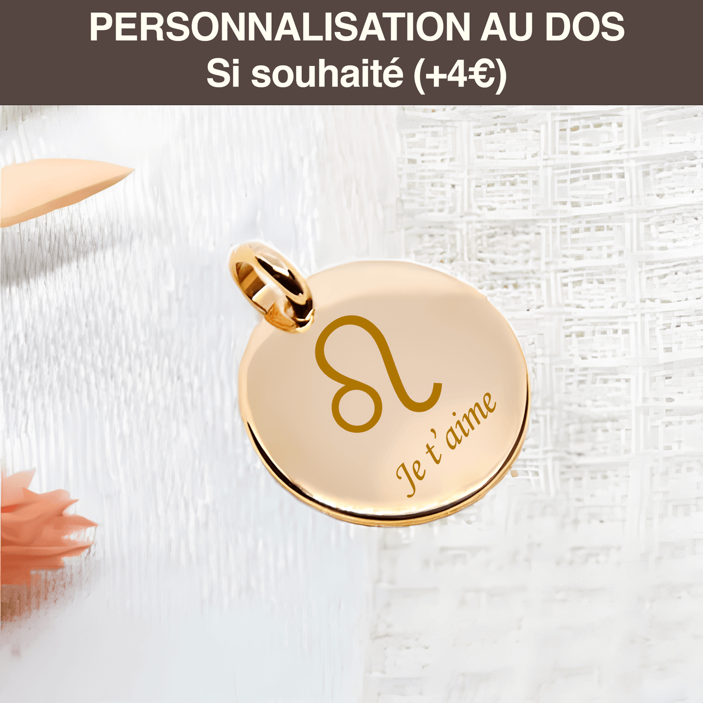 Petit Médaillon rond bombé plaqué or personnalisé avec gravure « Je t'aime » et symbole zodiacal Lion, élégant bijou doré de 2 cm.