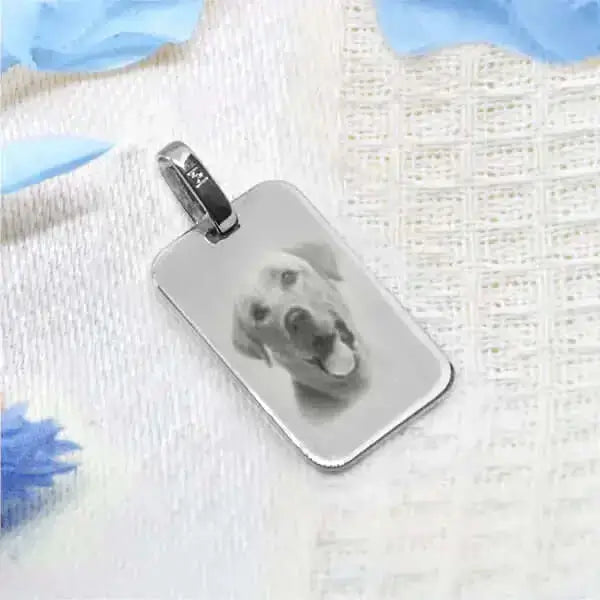 Médaille rectangle en argent avec gravure photo d'un chien, élégant et personnalisé.