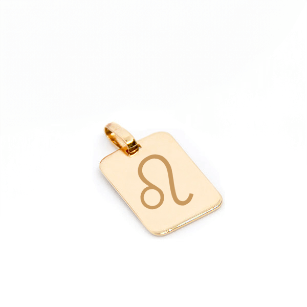 Petit pendentif rectangulaire en plaqué or avec gravure du symbole du Lion, idéal pour un cadeau personnalisé.