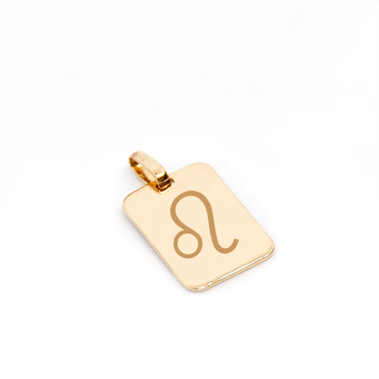 Petit pendentif rectangulaire en plaqué or avec gravure du symbole du Lion, idéal pour un cadeau personnalisé.