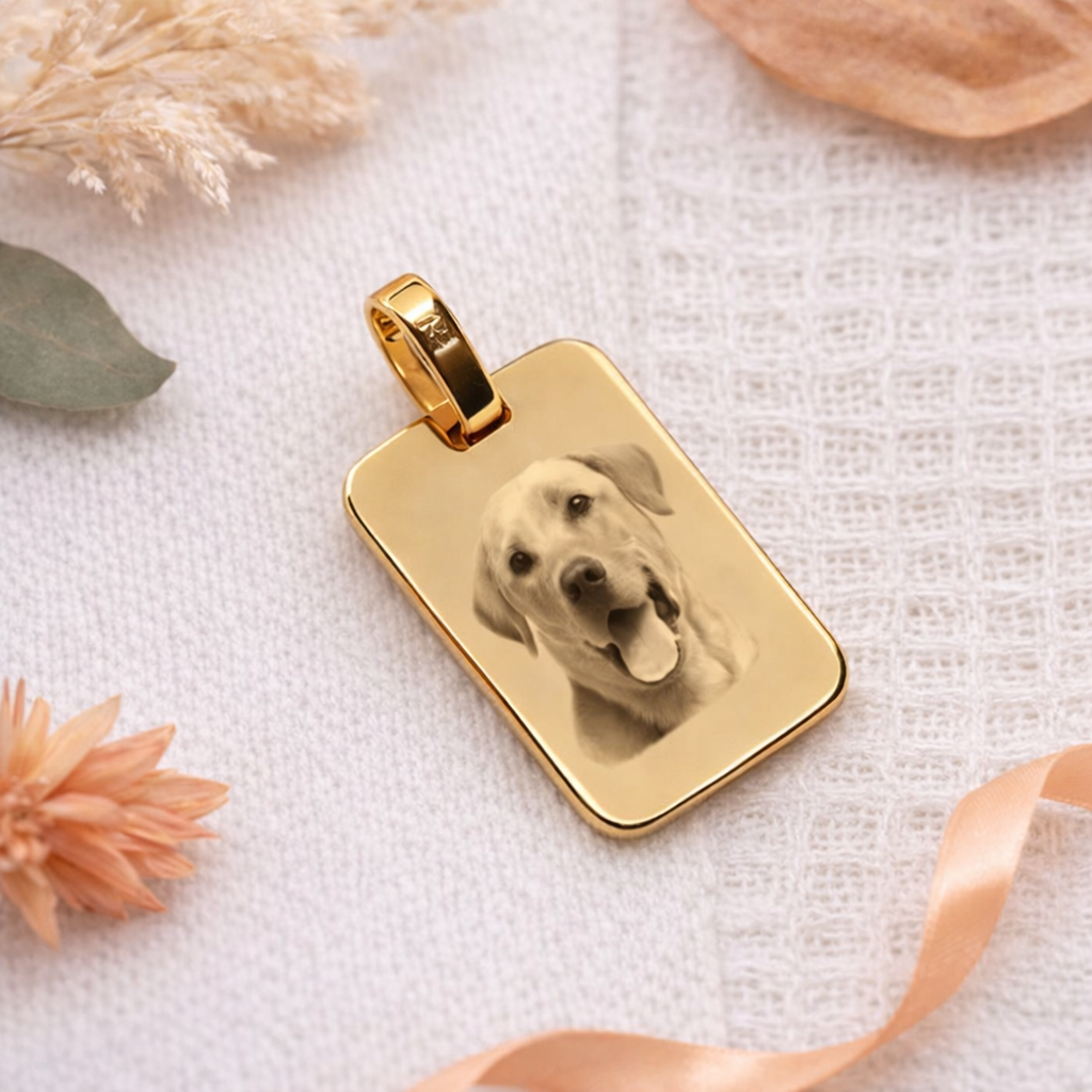 Pequeño medallón rectangular bañado en oro personalizable con foto grabada y elegante acabado artesanal