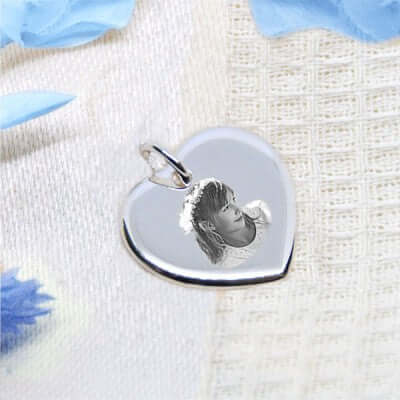 Petite médaille gravée avec une photo sur un coeur en argent 925/1000ème