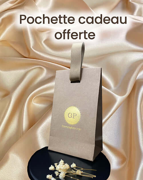 Pochette cadeau en papier kraft offerte avec logo GP sur tissu satin doré.