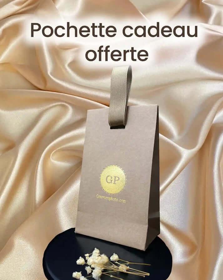 Elegante bolsa de regalo con fotograbado sobre tela dorada, se ofrecen joyas personalizadas.