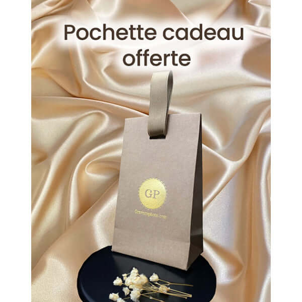 Pochette cadeau élégante pour Médaillon Rectangle Plaqué Or Personnalisable sur fond satin beige