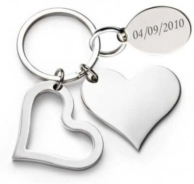 Porte-clé cœur gravé, symbole d'amour, personnalisable avec texte et date, design élégant en métal.