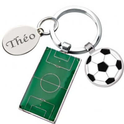 Porte-clés football en métal avec gravure de prénom, accessoire personnalisable pour les fans de foot.