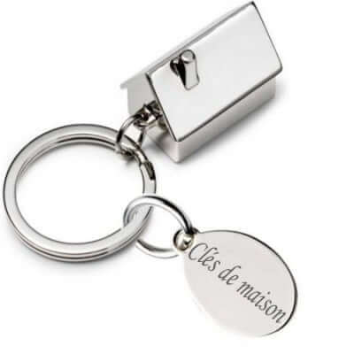 Porte-clés 3D gravé en argent avec médaillon et maison, personnalisable pour clé de maison.