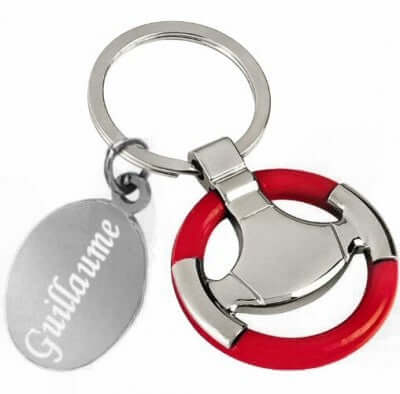 Porte-clés volant rouge et métallique avec gravure personnalisée, idéal pour un souvenir unique.