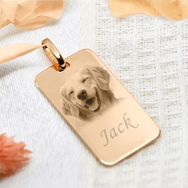 Moyen médaillon rectangle plaqué or avec gravure photo d'un chien et le nom Jack.
