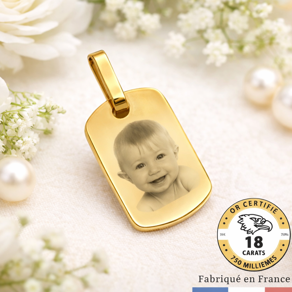 Small rounded rectangle pendant in 18-carat gold engraved with personalized photo, delivered in a gift box.
