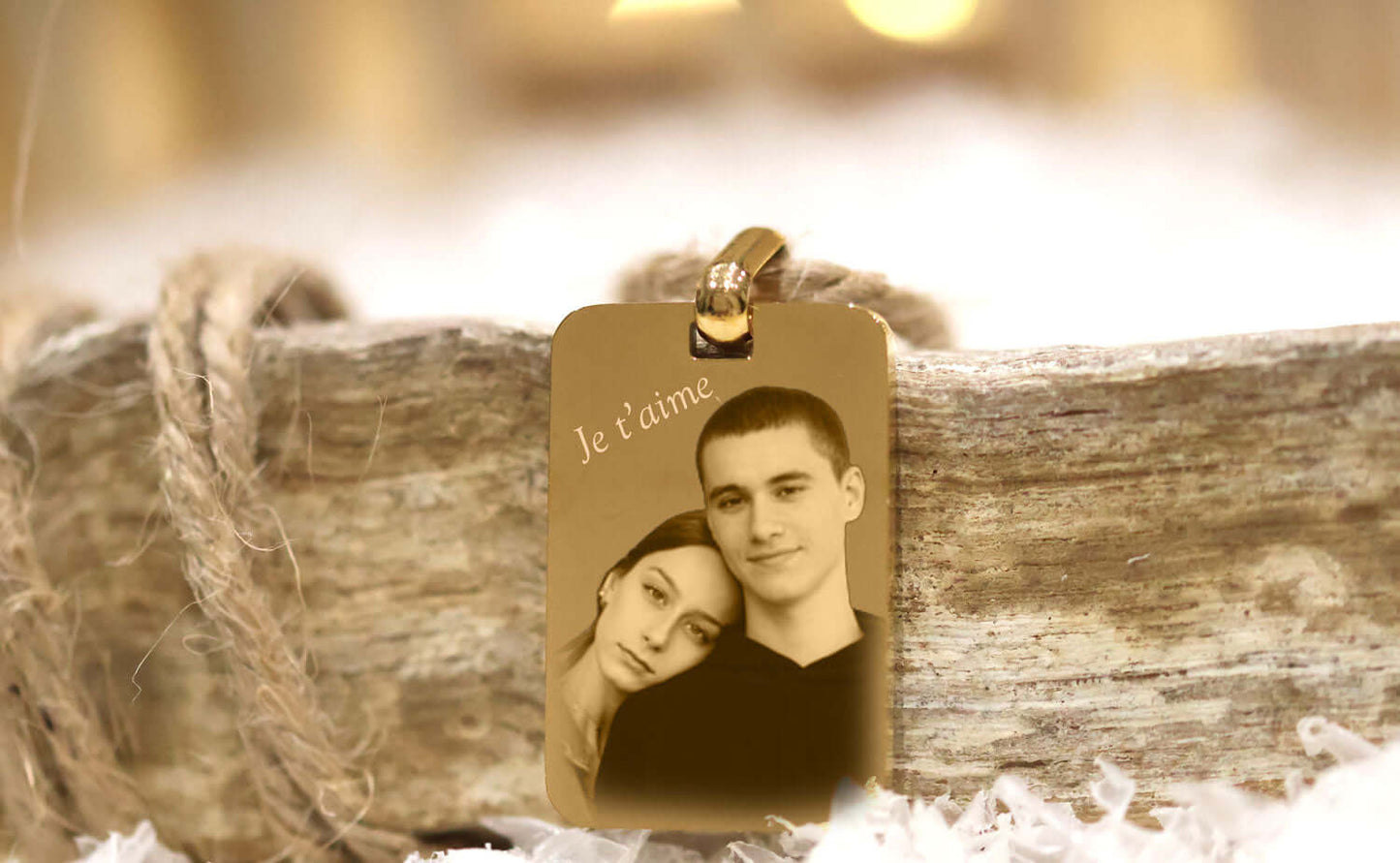 Pendentif rectangle en acier doré avec photo gravée et inscription 'Je t'aime', cadeau romantique.